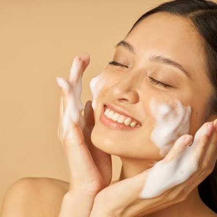 Balancing Oily Skin Naturally with Kaloneo’s Revitalising Toning Mist